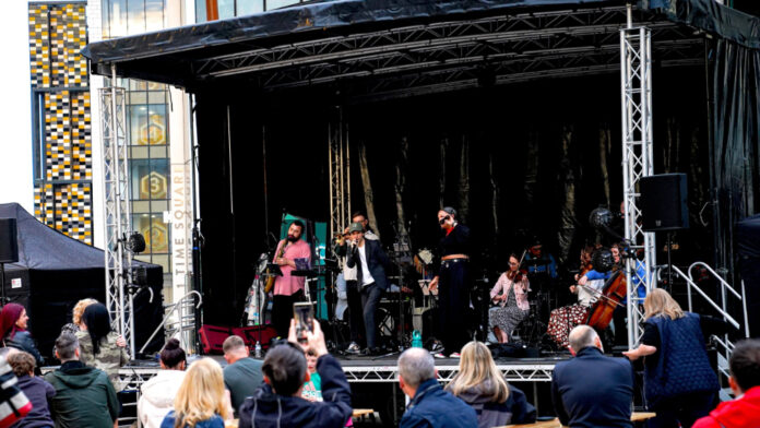 rsz_proms_in_the_square